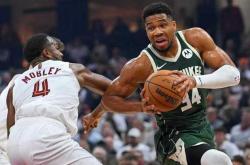 开云体育官网-湖人轻取勇士，米切尔刷新纪录