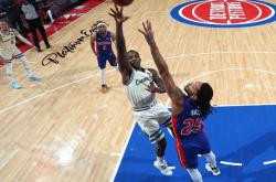 开云体育官网-青岛队轻取雄鹿，克莱统治全场