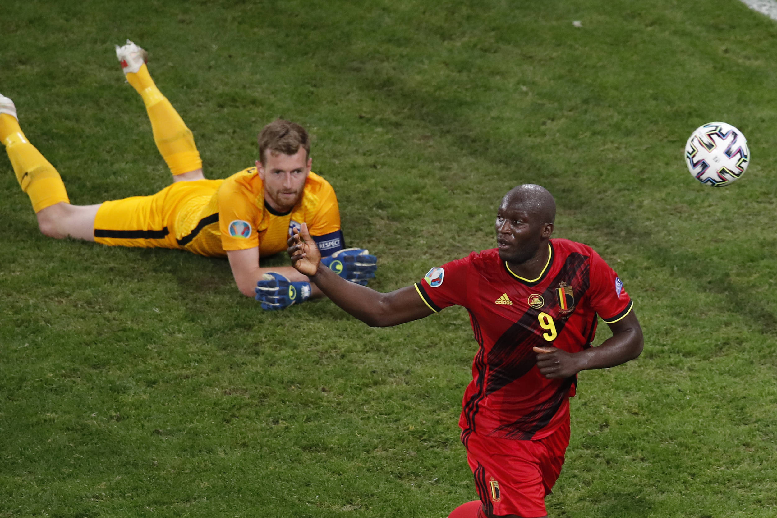 包含英格兰羽毛球队碾压丹麦羽毛球队，辛杜绝境逆转的词条