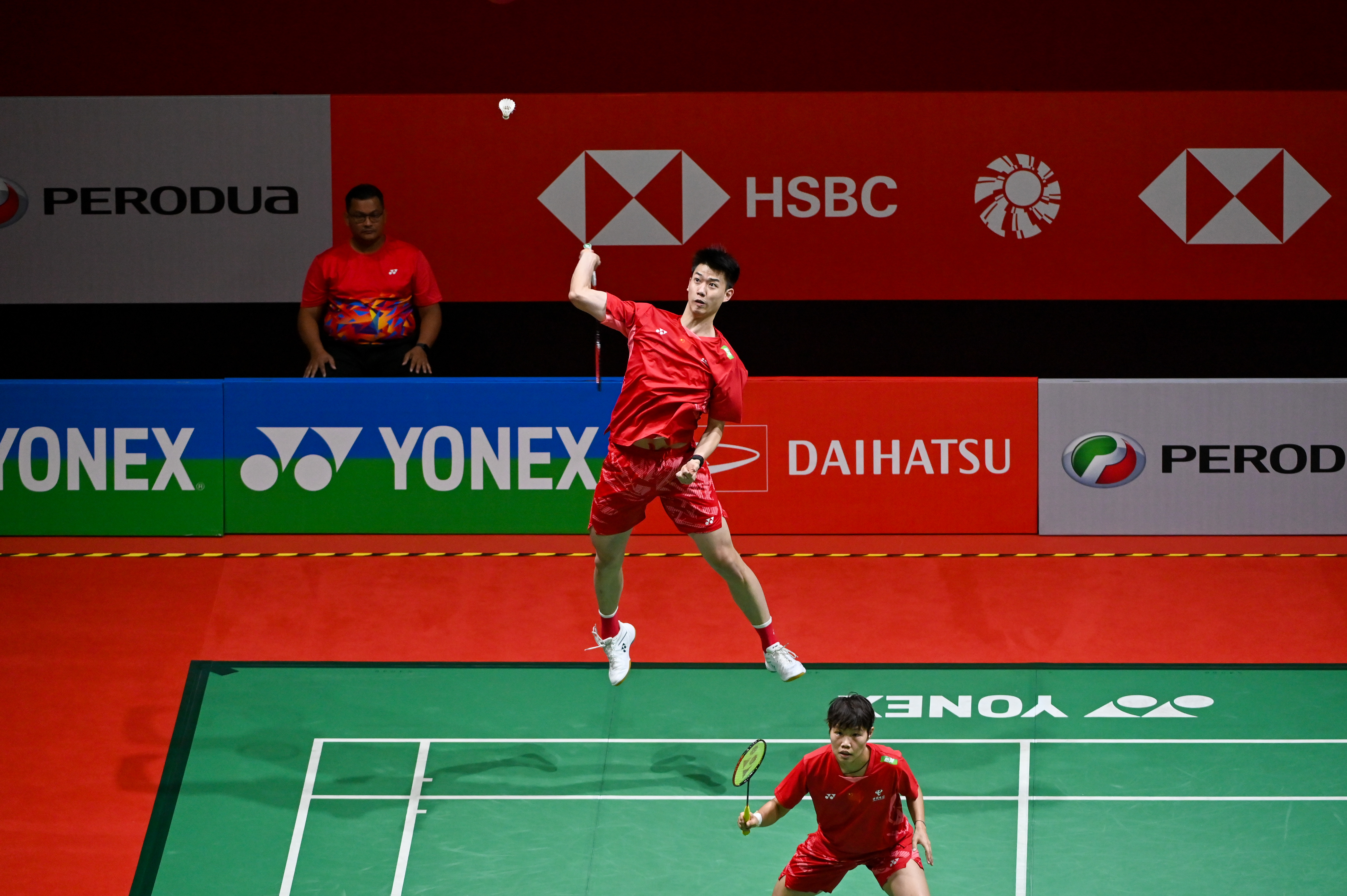 韩国羽毛球队力克马来西亚羽毛球队，安赛龙统治全场