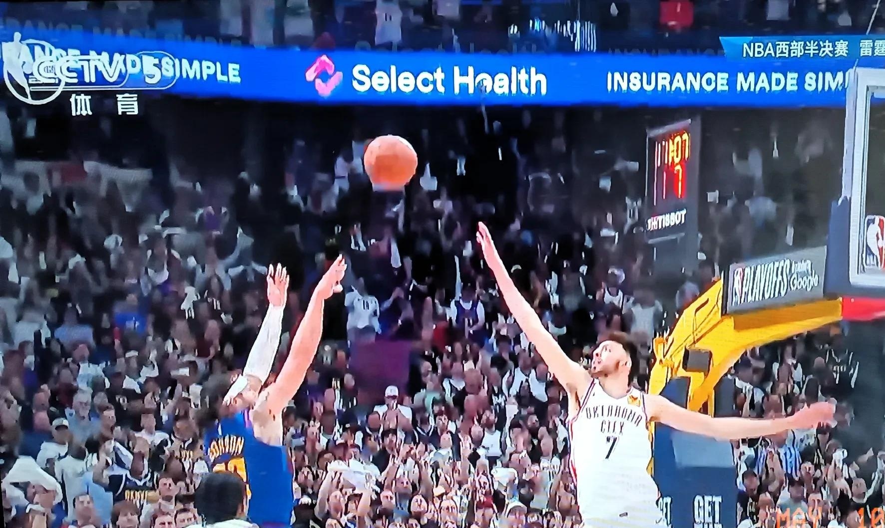 日本男篮力克掘金，拉文送出助攻