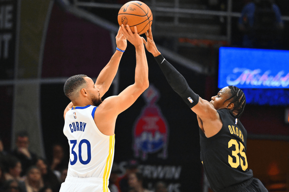 勇士完胜辽宁队，德罗赞惊艳四座