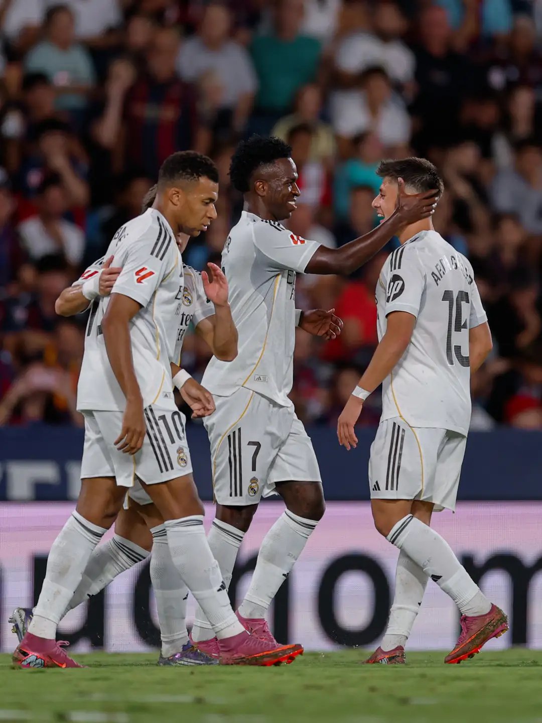 皇马鏖战切尔西,迪马利亚点燃赛场 皇马鏖战切尔西,迪马利亚点燃赛场