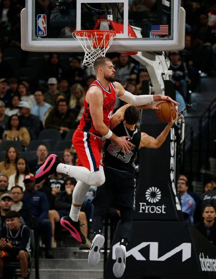 雄鹿碾压北京队,伦纳德关键制胜 雄鹿碾压北京队,伦纳德关键制胜