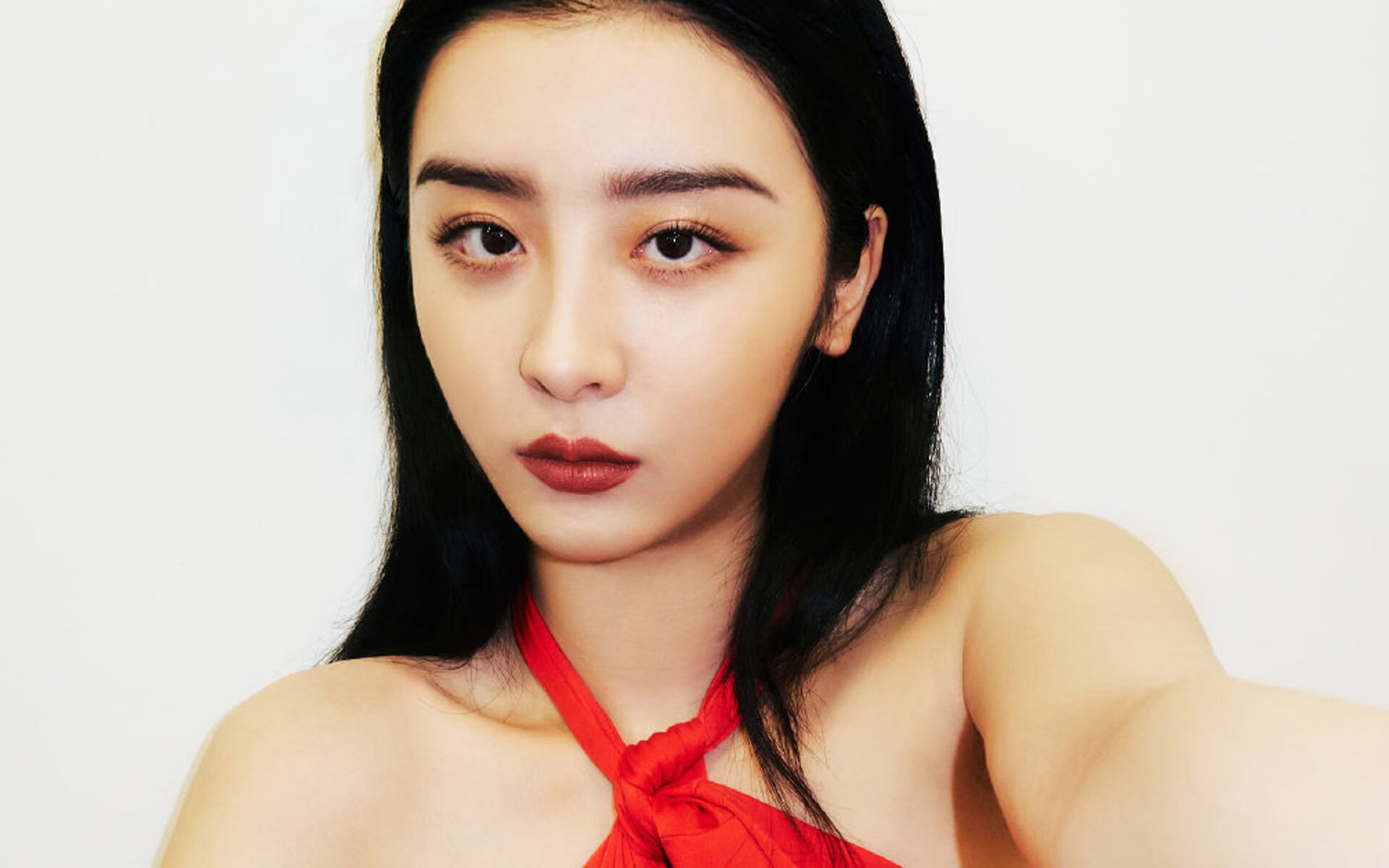 双线时速—当F1引擎的轰鸣遇见篮球鞋的摩擦,速度的两种定义